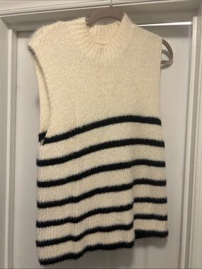 Old Navy Cream & Black Striped Sleeveless Sweater. Size L. Worn once.